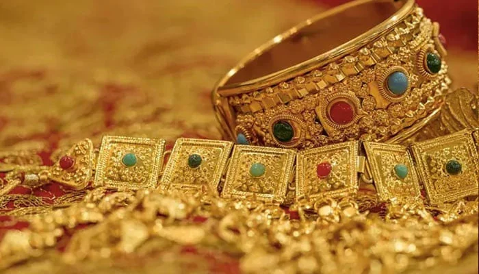 Gold regains shine, price rises by Rs800 per tola in Pakistan