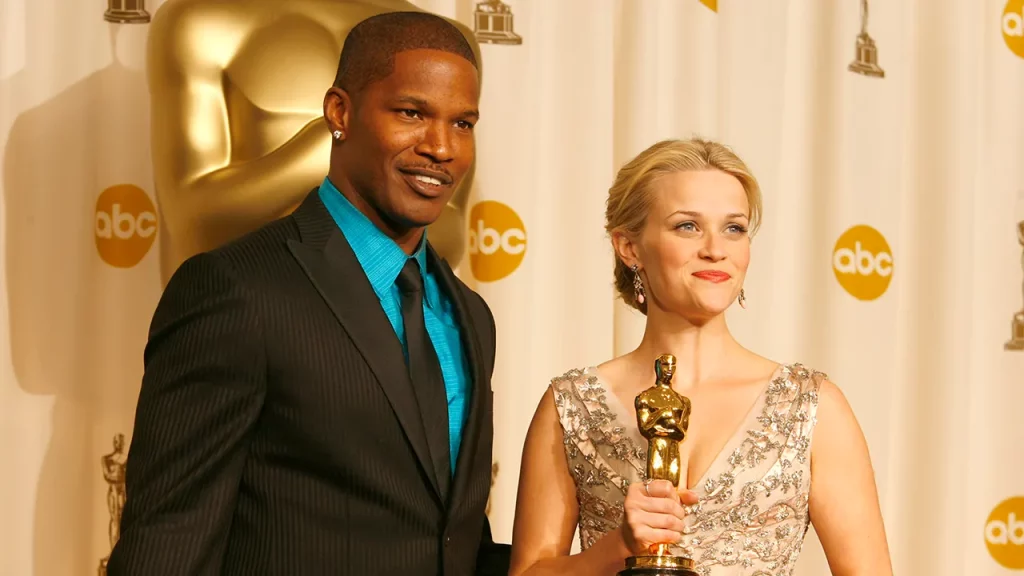 Foxx presented Witherspoon with her Oscar at the 2006