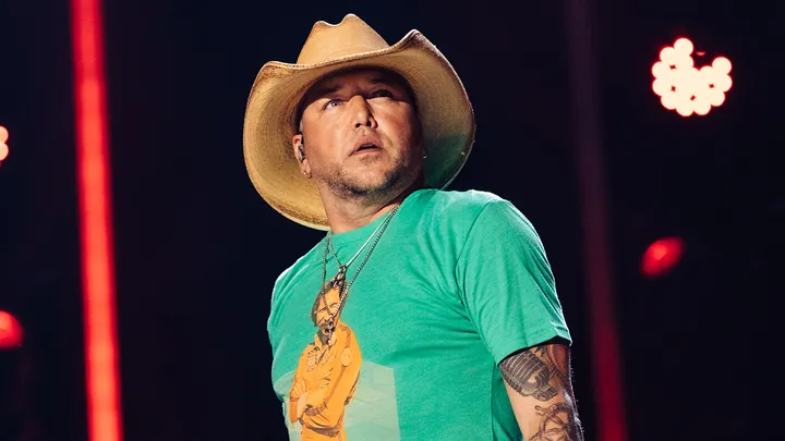 jason-aldean-red-carpet-cma-awards
