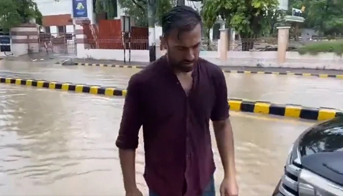 Wahab Riaz earns criticism for splashing bikers in Lahore flooded roads