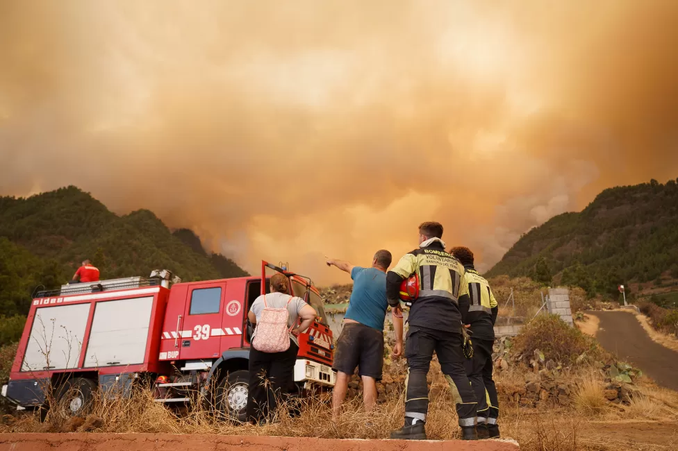 Climate change: Tenerife wildfires lead to evacuation of villages