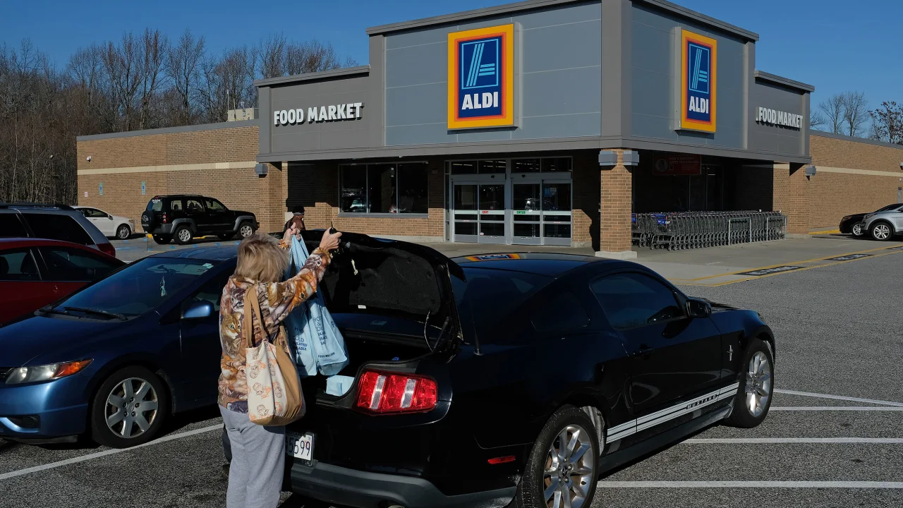 Aldi is buying 400 Winn-Dixie and Harveys supermarkets