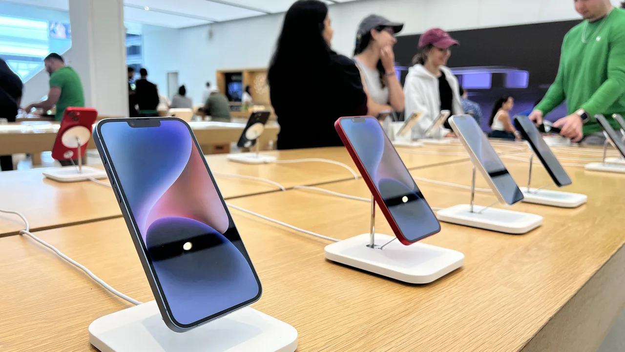 Business: Apple’s sales fall for the third consecutive quarter