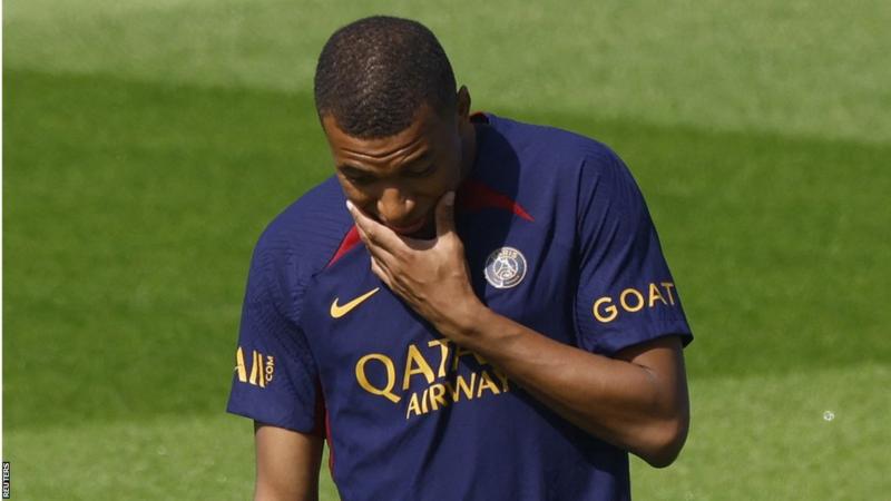 PSG striker will not train with first team amid contract stand-off