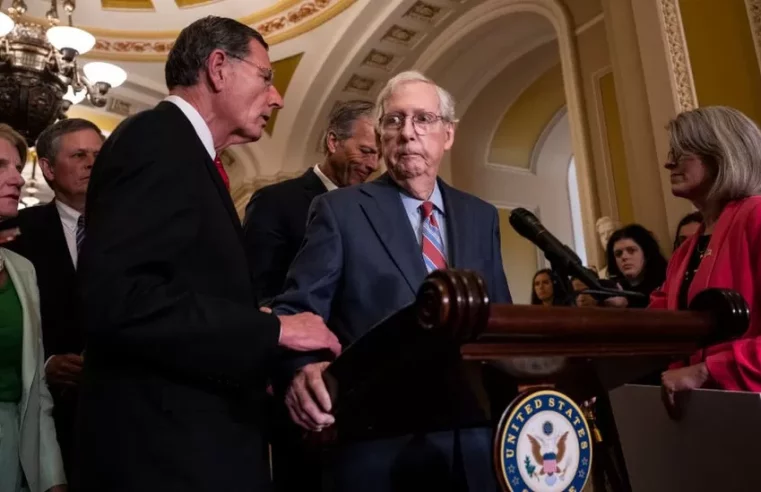 Mitch McConnell freezes for second time during press event