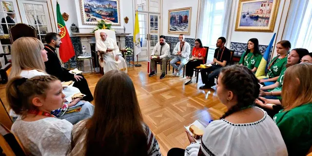 Pope Francis meets Ukrainian young people in Portugal