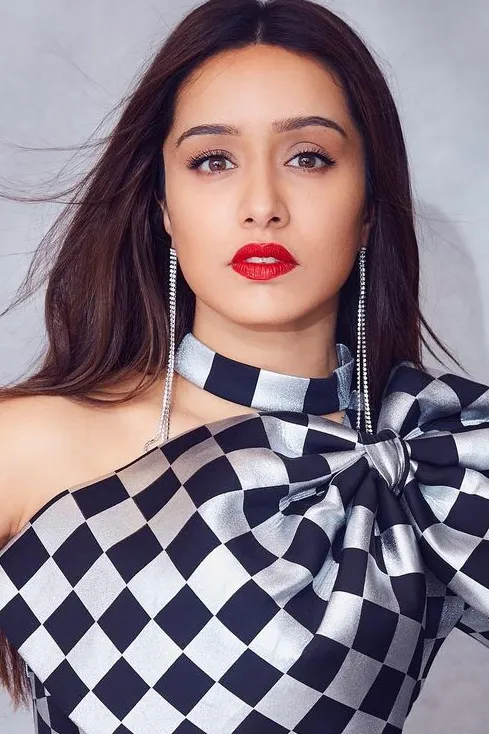 Shraddha Kapoor gets proposal from fan with red roses