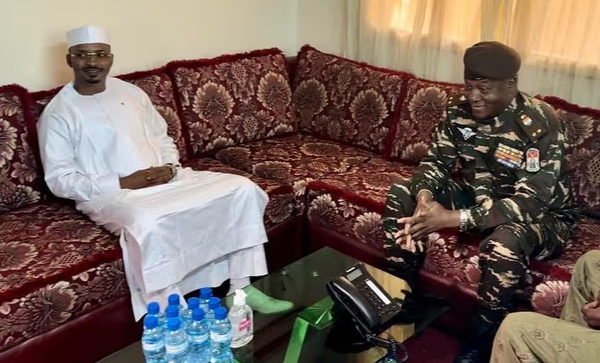 The president of Chad, Mahamat Idriss Déby (left), meeting the Niger coup leader, Gen Abdourahamane Tchiani