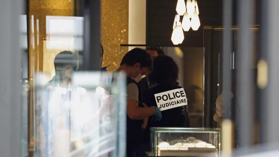 Paris: Smartly dressed gang stage €10m jewellery raid