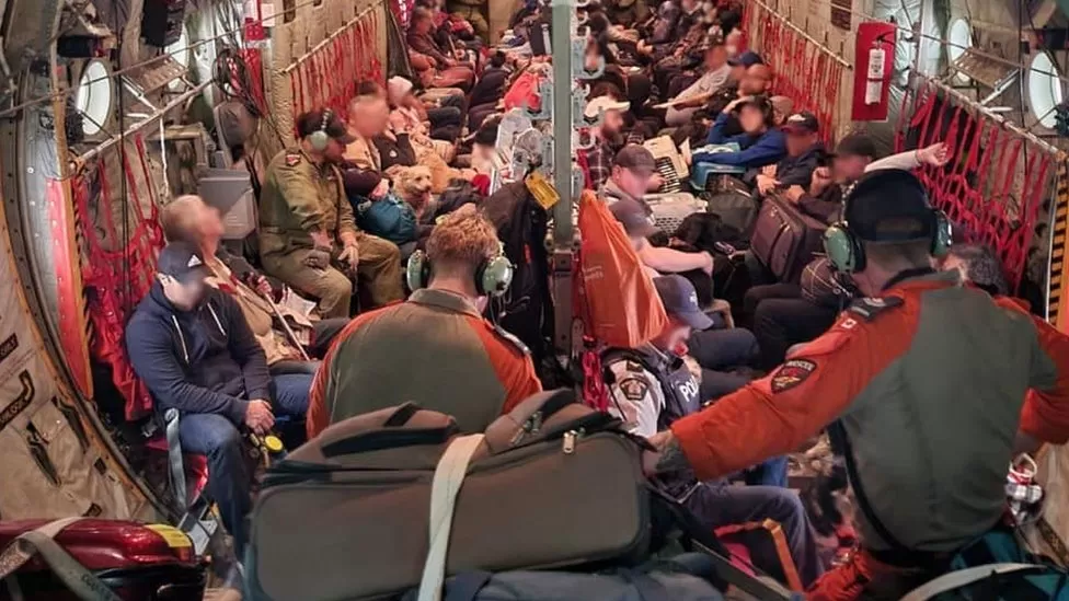 Climate change: Military airlifts hundreds to safety from fires