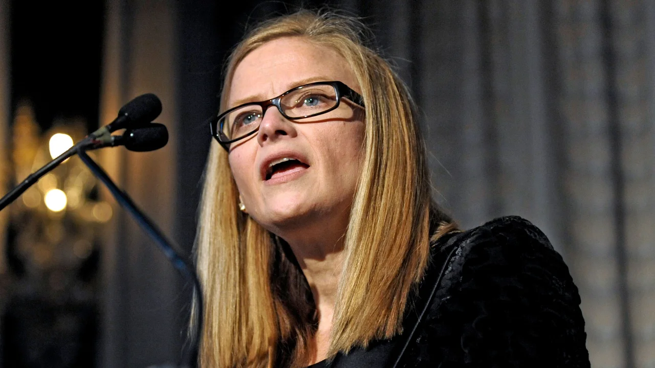 Former Wells Fargo executive avoids prison time for her role