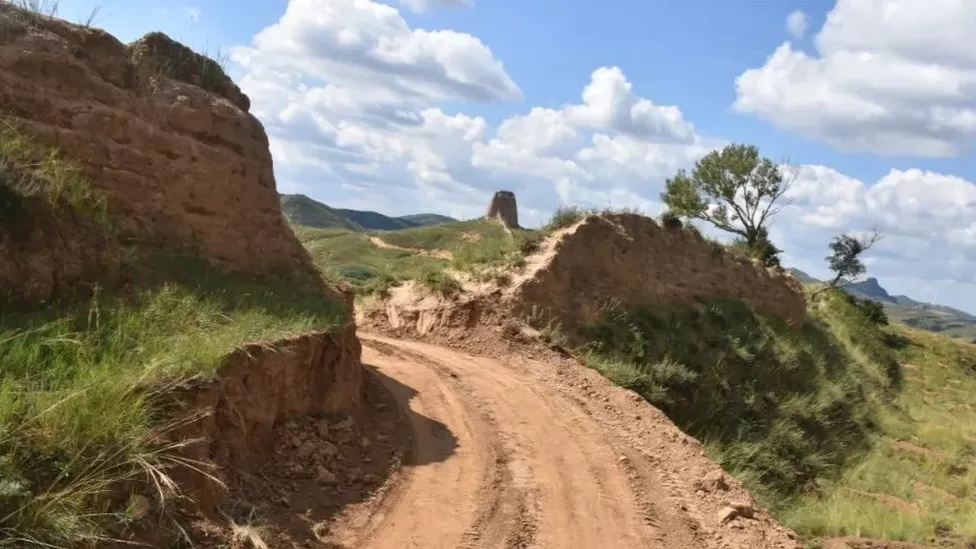 Great Wall damaged by workers looking for shortcut