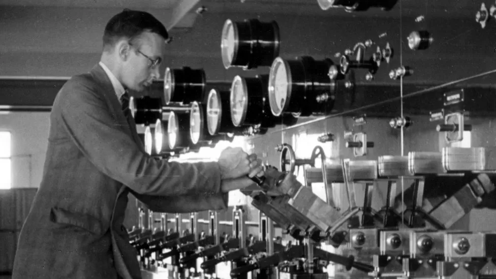 Long wave radio fans mourn fading frequencies.