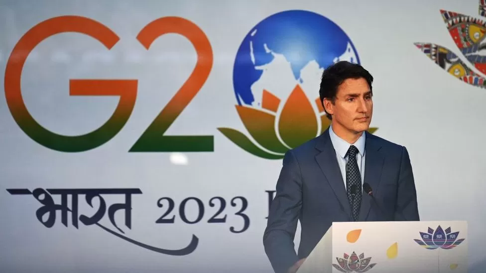 Stranded Canadian PM leaves India after plane snag fixed