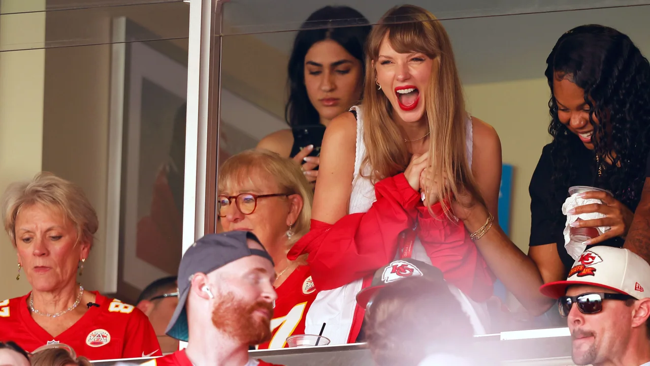 Taylor Swift cheers on Travis Kelce at Kansas City Chiefs game