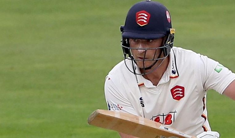 Essex must score 400 at Northants to stay in title hunt