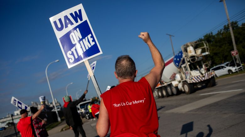 Ford also faces strike at Canadian plants Monday night