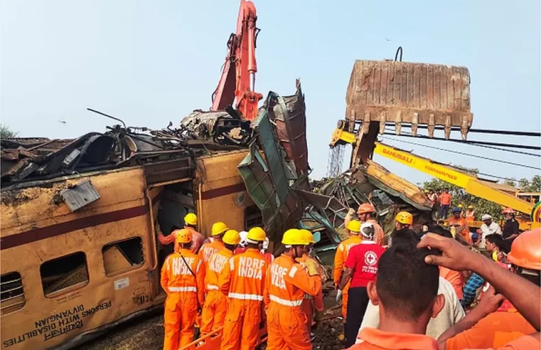 India train crash kills 13 and injures dozens