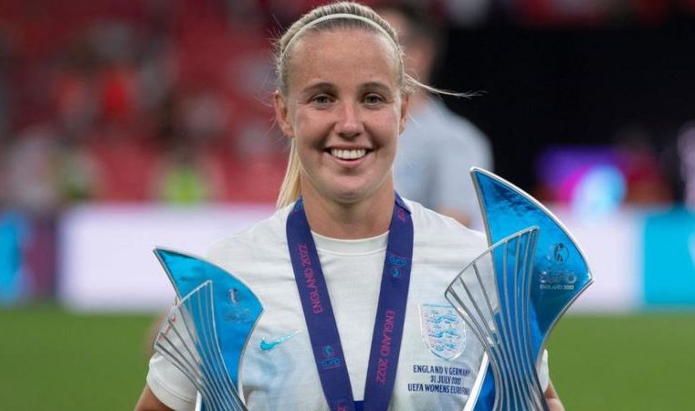 Beth returns to England football squad after ACL injury