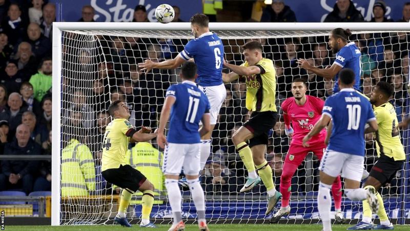 Everton comfortably beat Burnley to reach the quarter-finals