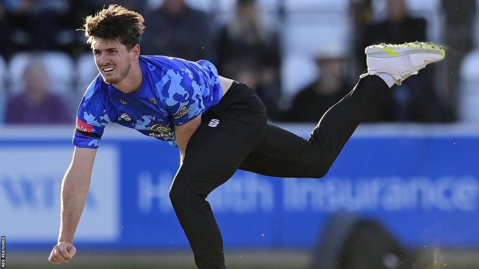 Warwickshire sign Sussex paceman on three-year contract