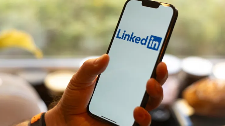 LinkedIn passes 1 billion members and launches new AI chatbot