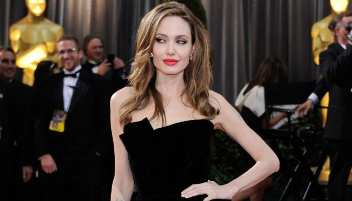 Angelina Jolie disses Hollywood while revealing major acting role.