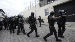 Ecuadorian police officers kidnapped, explosions reported