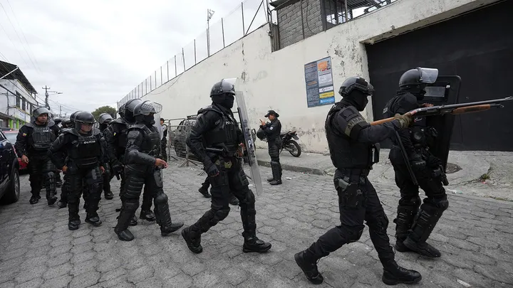 Ecuadorian police officers kidnapped, explosions reported following